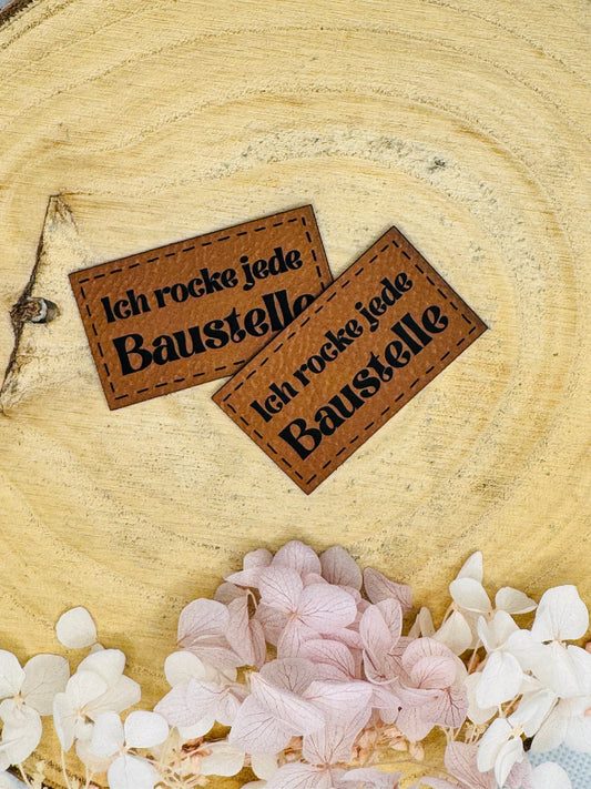 superweiches braunes Kunstlederlabel mit dem Spruch ich rocke jede Baustelle