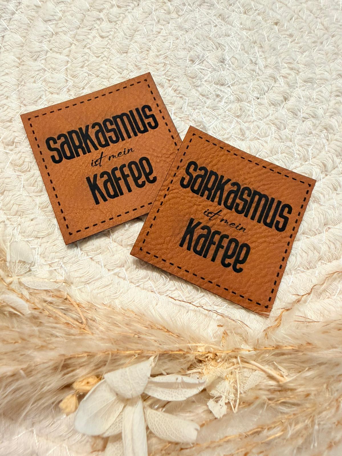 superweiches braunes Kunstlederlabel mit dem Spruch Sarkasmus ist mein Kaffee