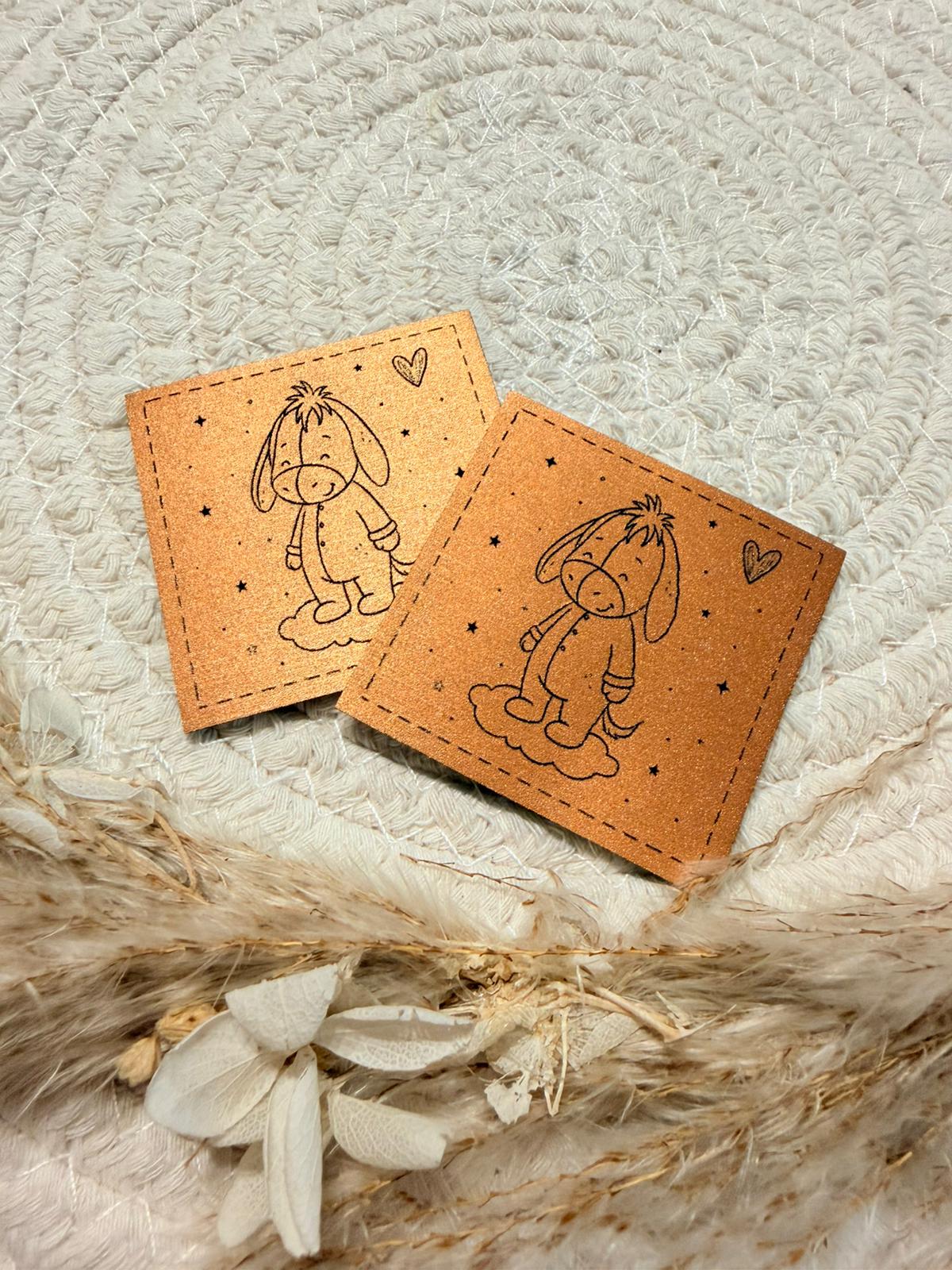 superweiches bronzenfarbenes  gebürstetes Kunstlederlabel mit einem kleinen Träumerchen abgebildet