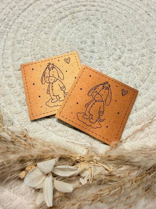 superweiches bronzenfarbenes  gebürstetes Kunstlederlabel mit einem kleinen Träumerchen abgebildet