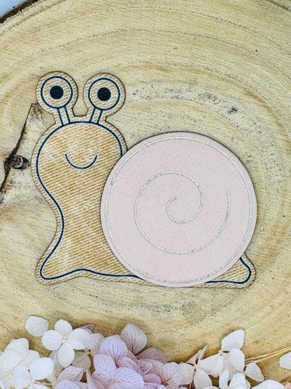 superweiches zweiteiliges Kunstlederlabel in Form einer Schnecke mit Gehäusefarbe zartrosa