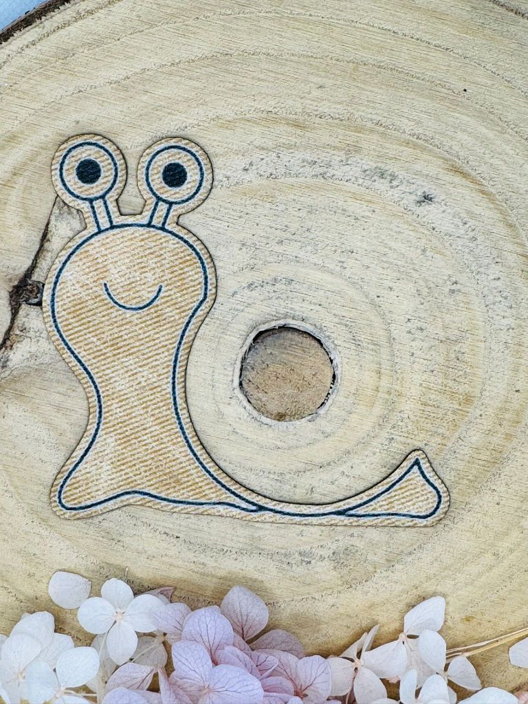 superweiches Kunstlederlabel mit der Schnecken Grundform in Kork Optik