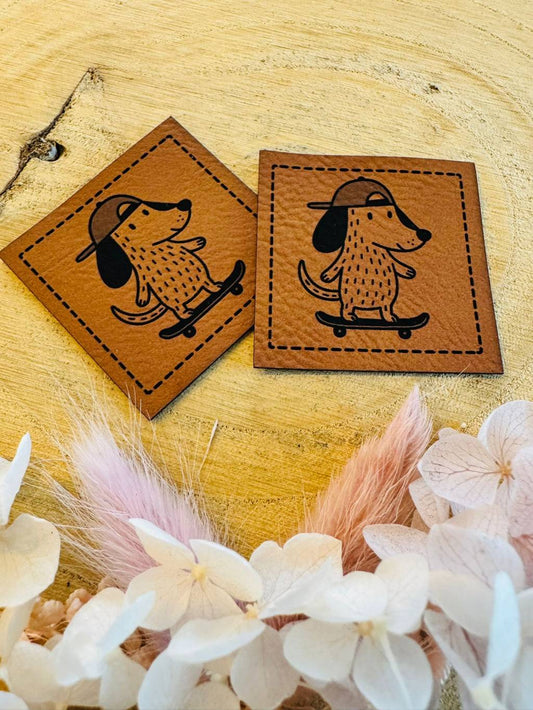 superweiches braunes Kunstleder Label mit einem Skating Dog abgebildet