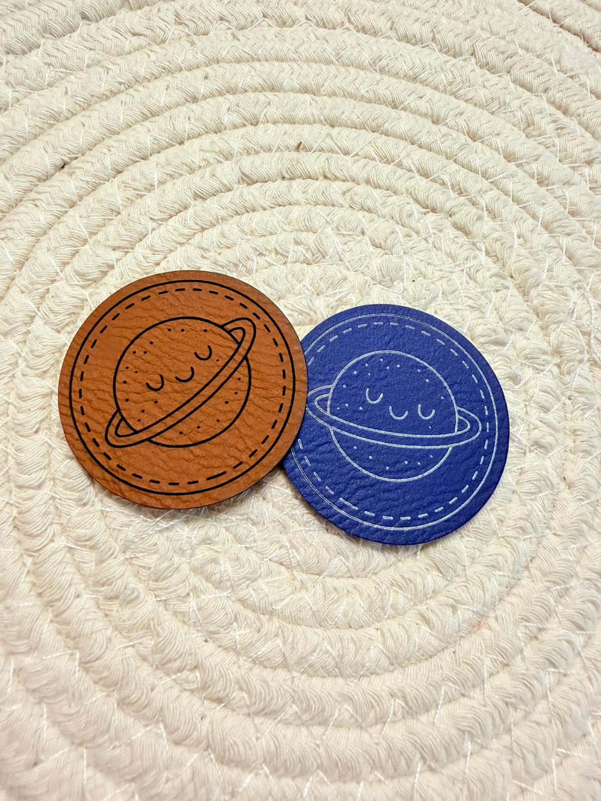 superweiches rundes Kunstlederlabel mit unserer schönen Erde in blau und braun