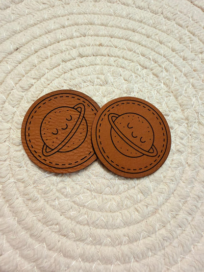 superweiches rundes braunes Kunstlederlabel mit unserer schönen Erde abgebildet