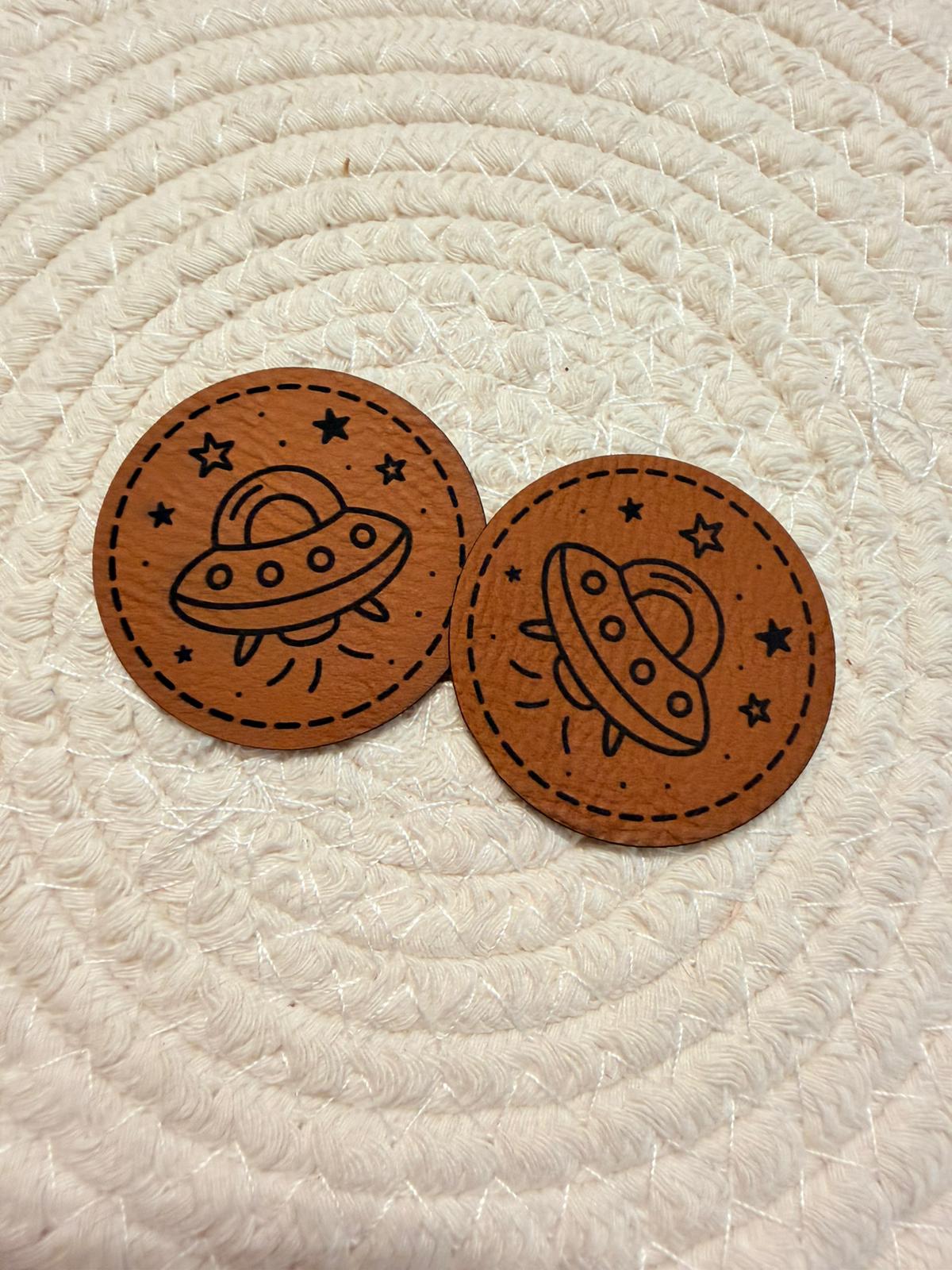 superweiches braunes Kunstlederlabel mit einem startenden Ufo