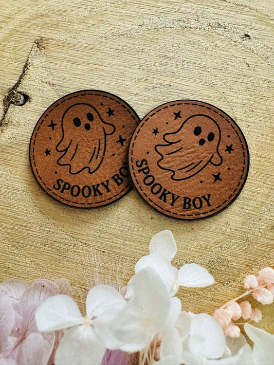 superweiches braunes Kunstlederlabel mit dem Spruch Spooky Boy und einem kleinen Geist abgebildet