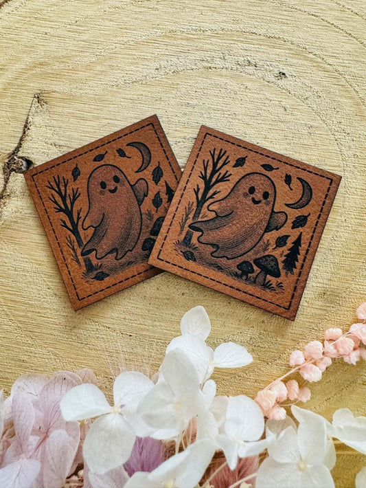 superweiches braunes Kunstlederlabel mit einem kleinen zur Nacht in einem Wald schwebenden Geist