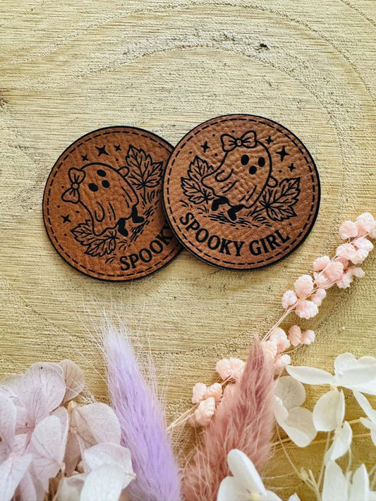 superweiches braunes Kunstlederlabel mit dem Spruch Spooky Girl und einem kleinen Geist mit Schleife