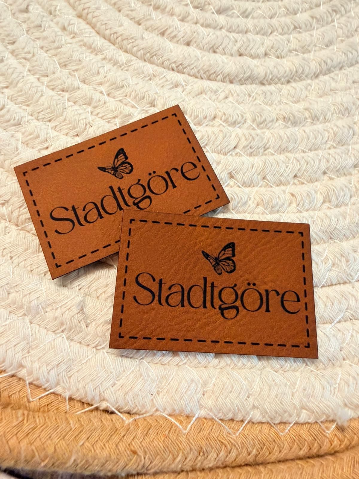 superweiches braunes Kunstlederlabel mit dem Schriftzug Stadtgöre und einem kleinen Schmetterling