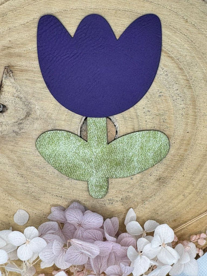 superweiches zweiteiliges Kunstlederlabel in Form einer Tulpe Stängel hellgrün Blüte blau