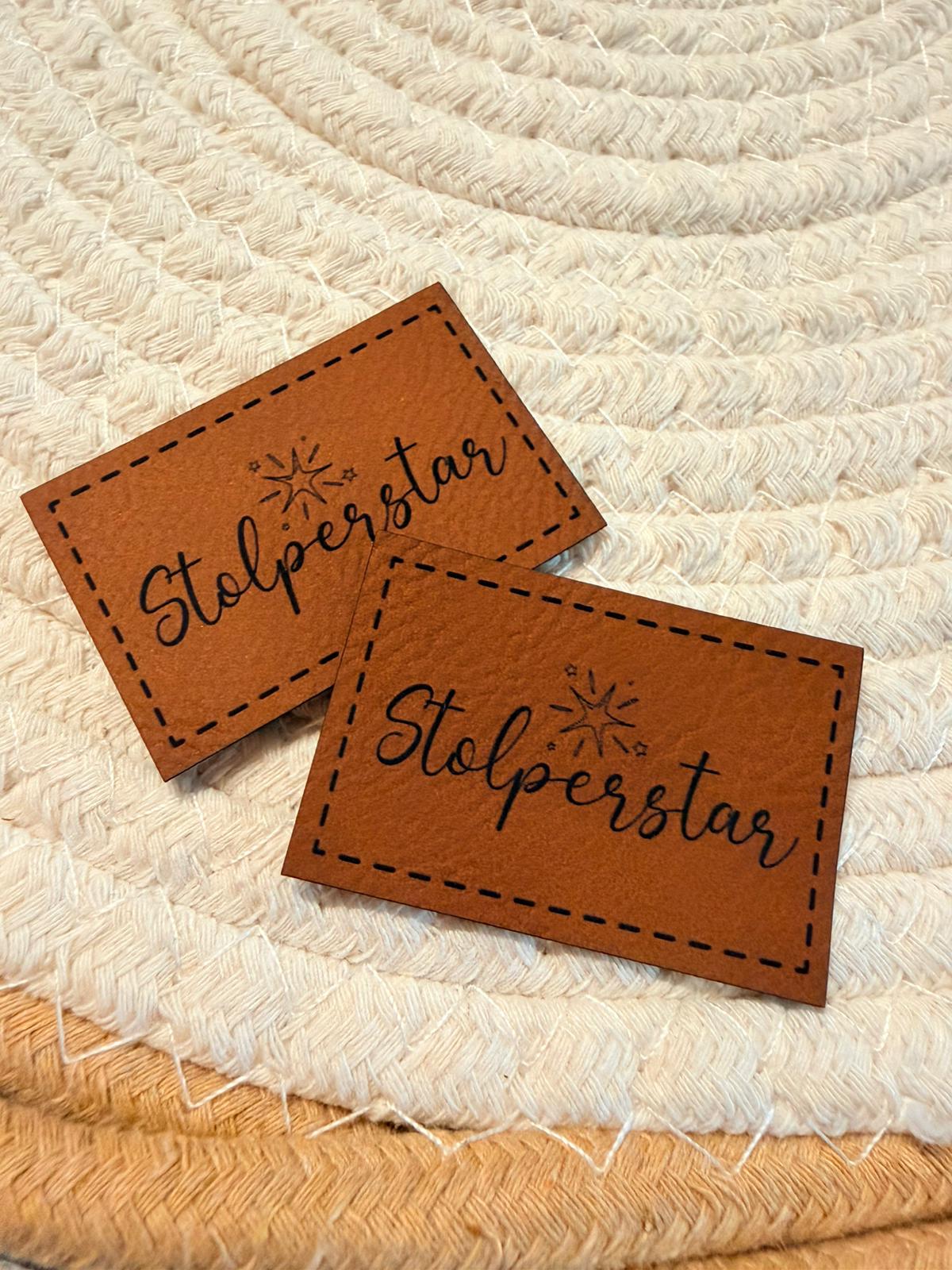 superweiches braunes Kunstlederlabel mit dem Spruch Stolperstar und einem kleinen Stern