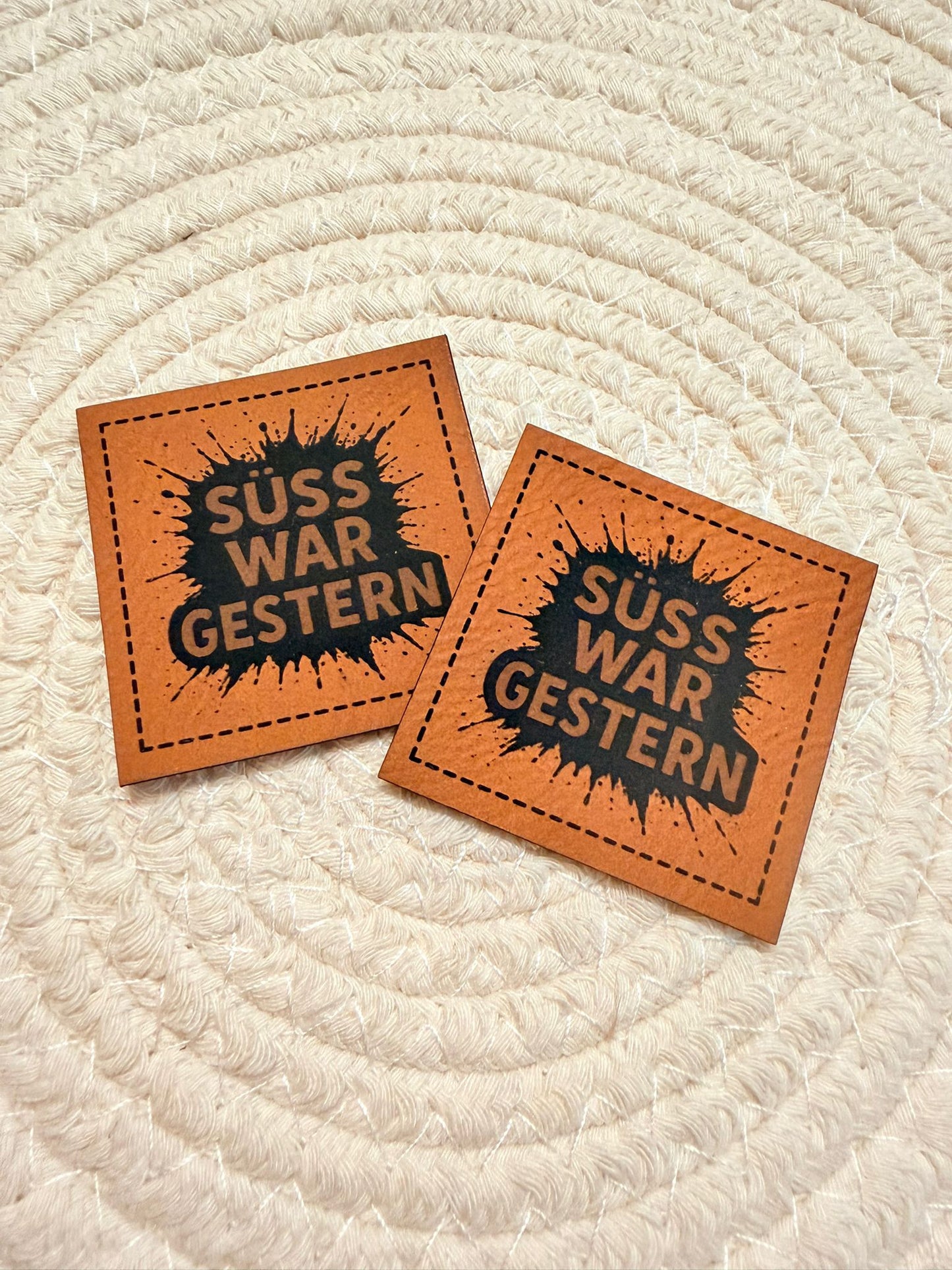 superweiches braunes Kunstlederlabel mit dem coolen Spruch Süss war Gestern