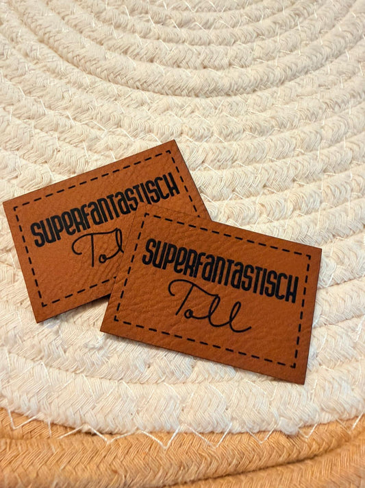 superweiches braunes Kunstlederlabel mit dem Spruch Superfantastisch Toll