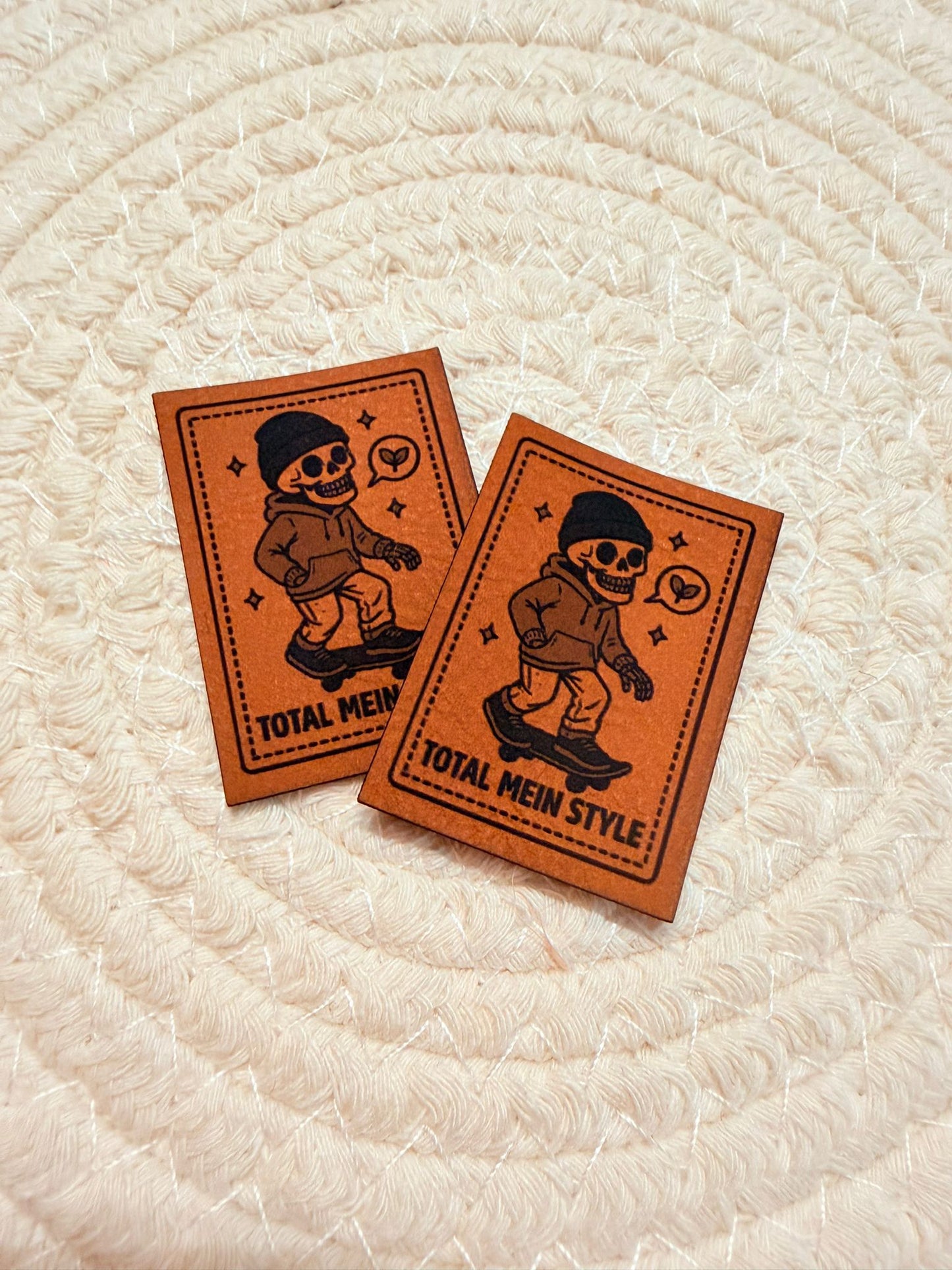 superweiches braunes kunstlederlabel mit einem skatenden Skelett und dem Spruch Total mein Style