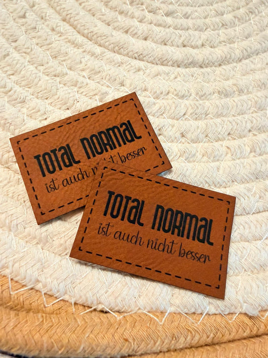 superweiches braunes Kunstlederlabel mit dem Spruch Total Normal ist auch nicht besser