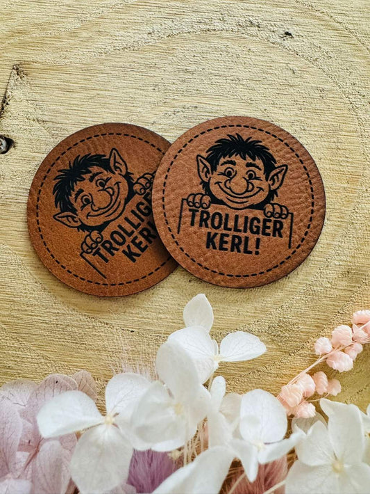 superweiches rundes braunes Kunstlederlabel mit dem Spruch Trolliger Kerl und einem kleinen lustigen Troll abgebildet