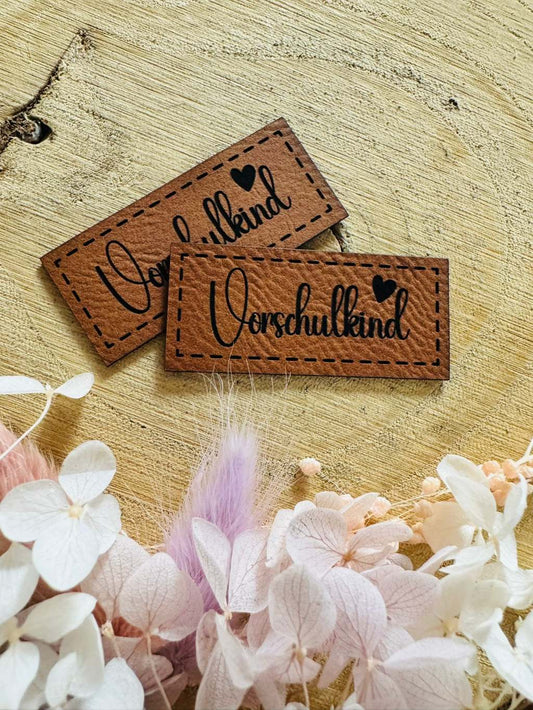superweiches raunes Kunstleder Label mit dem Spruch Vorschulkind und einem kleinen Herzen abgebildet