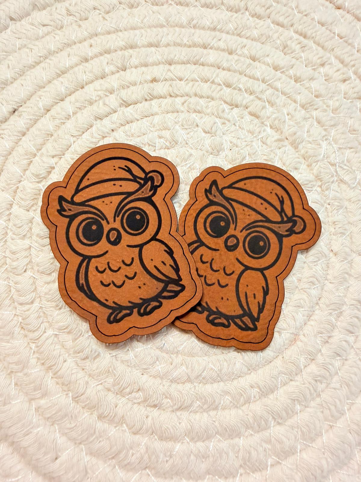 superweiches braunes Kontur Kunstlederlabel mit einer kleinen Eule mit einer Weihnachtsmütze