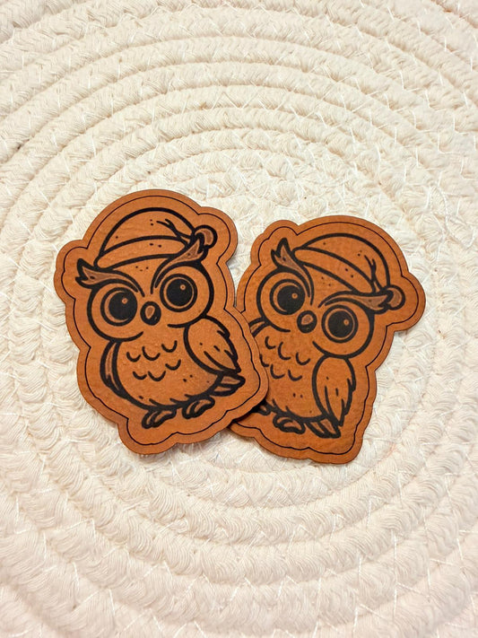superweiches braunes Kontur Kunstlederlabel mit einer kleinen Eule mit einer Weihnachtsmütze