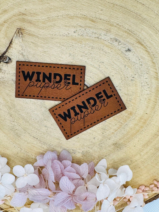 superweiches Kunstlederlabel mit dem Spruch Windelpupser