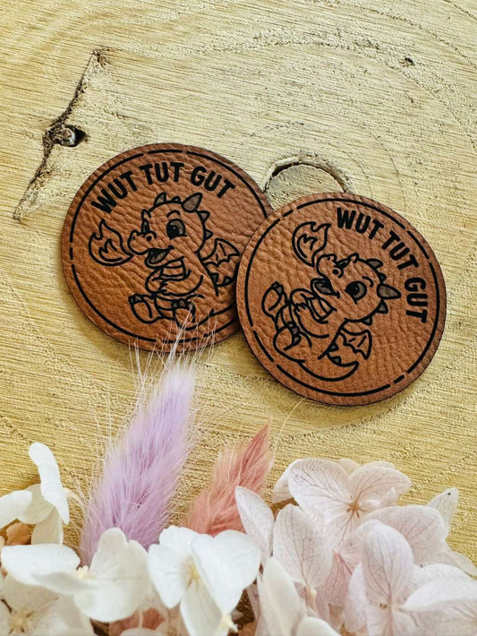 superweiches rundes braunes Kunstleder Label mit dem Spruch Wut tut gut und einem kleinen schnaubenden Drachen abgebildet