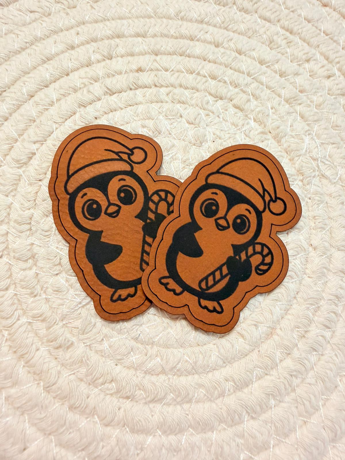 superweiches braunes Kontur Kunstlederlabel mit einem kleinen Zuckerstangen Pinguin