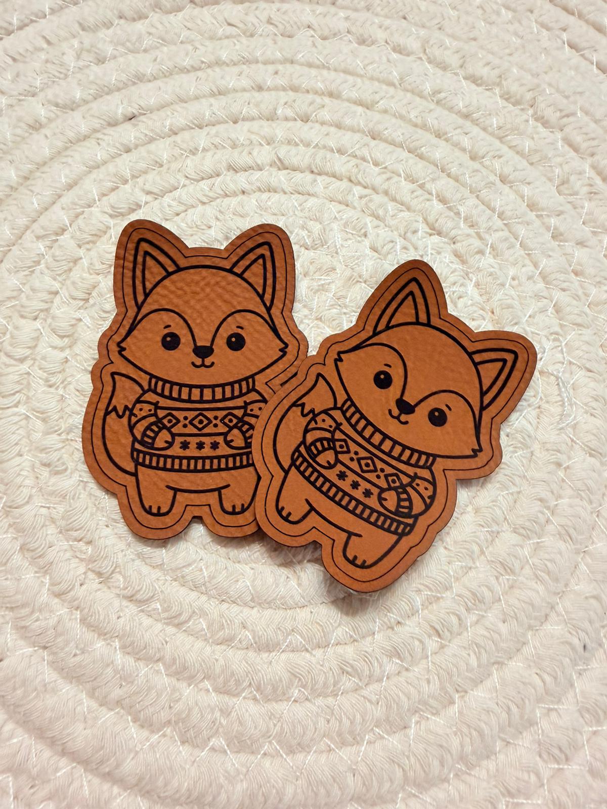 superweiches braunes Kontur Kunstlederlabel mit einem kleinen Füchschen mit einem Pulli angeleidet