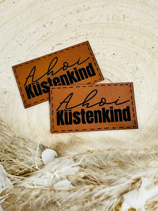 superweiches braunes Kunstlederlabel mit dem Spruch Ahoi Küstenkind