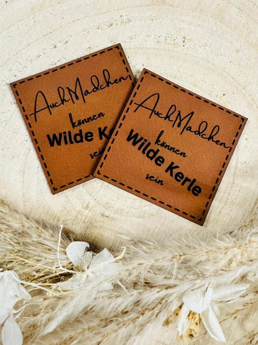 superweiches braunes Kunstlederlabel mit dem Spruch Auch Mädchen können wilde Kerle sein