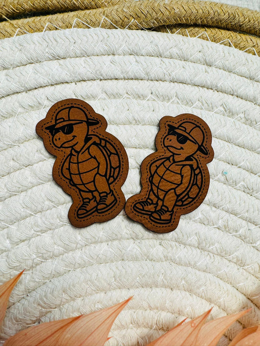 neues superweiches Kunstlederlabel in Konturform mit einer coolen Schildkröte mit Sonnenbrille abgebildet
