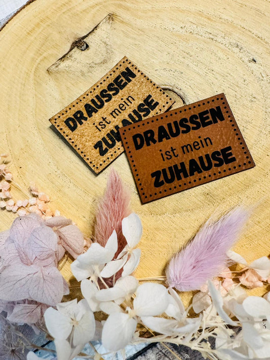 superweiches Kunstlederlabel mit dem Spruch Draussen ist mein Zuhause in braun und Korkoptik