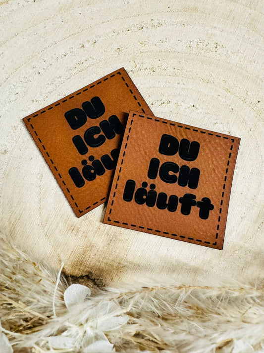 superweiches braunes Kunstlederlabel mit dem Spruch Du Ich läuft