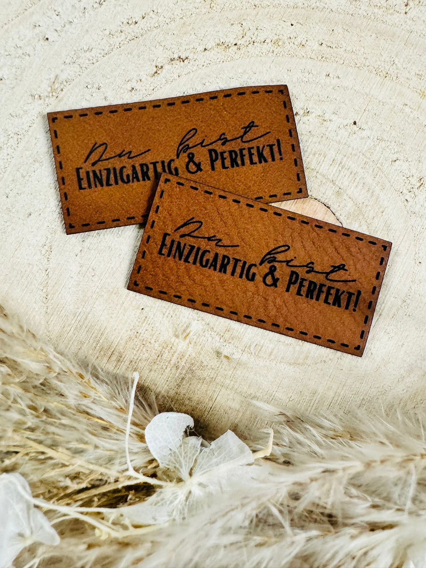 superweiches braunes Kunstlederlabel mit dem Spruch Du bist Einzigartig und Perfekt Ausrufezeichen