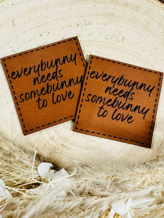 superweiches braunes Kunstlederlabel mit dem Spruch everybunny needs somebunny to love
