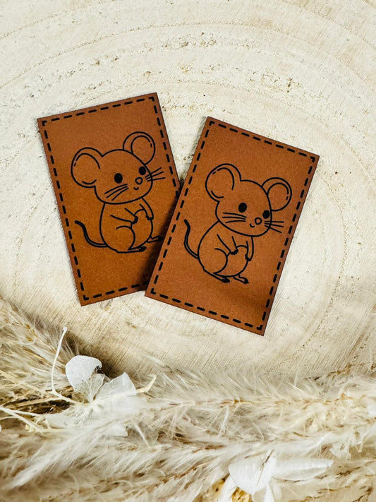 superweiches braunes Kunstlederlabel mit einer kleinen süssen Maus abgebildet
