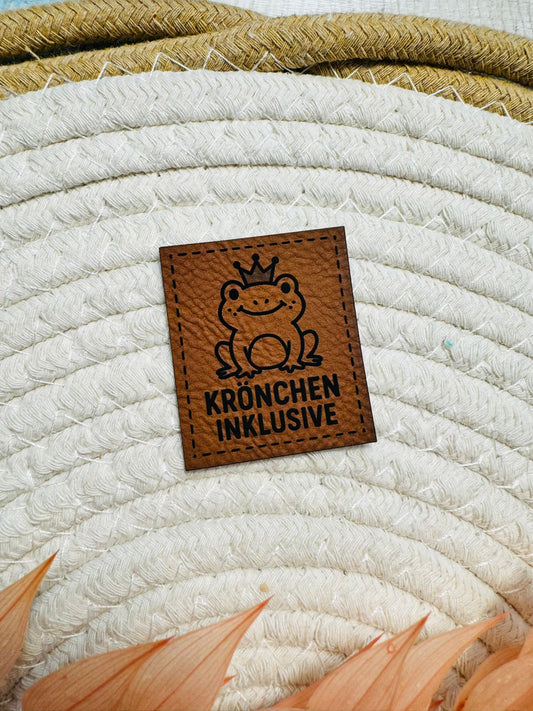 neues superweiches braunes Kunstlederlabel mit einem kleinen sitzenden Frosch mit Krone und dem Spruch Krönchen inclusive