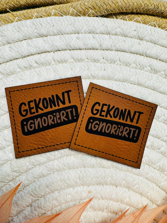 neues superweiches braunes Kunstlederlabel mit dem Spruch Gekonnt iGNORIERT!