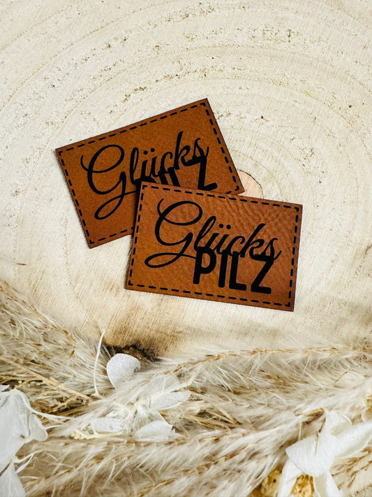 superweiches braunes Kunstlederlabel mit dem Spruch GlücksPilz