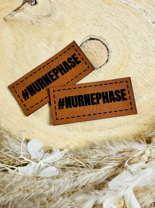 superweiches braunes Kunstlederlabel mit dem Spruch Hashtag NurnePhase