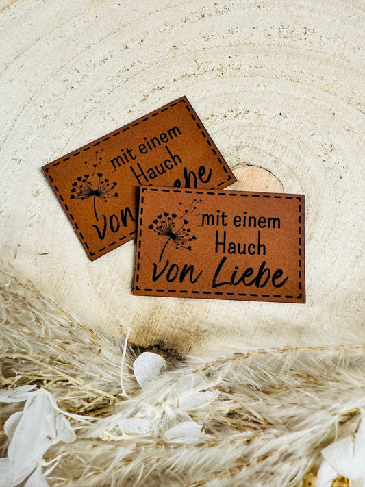 superweiches braunes Kunstlederlabel mit dem Spruch mit einem Hauch von Liebe