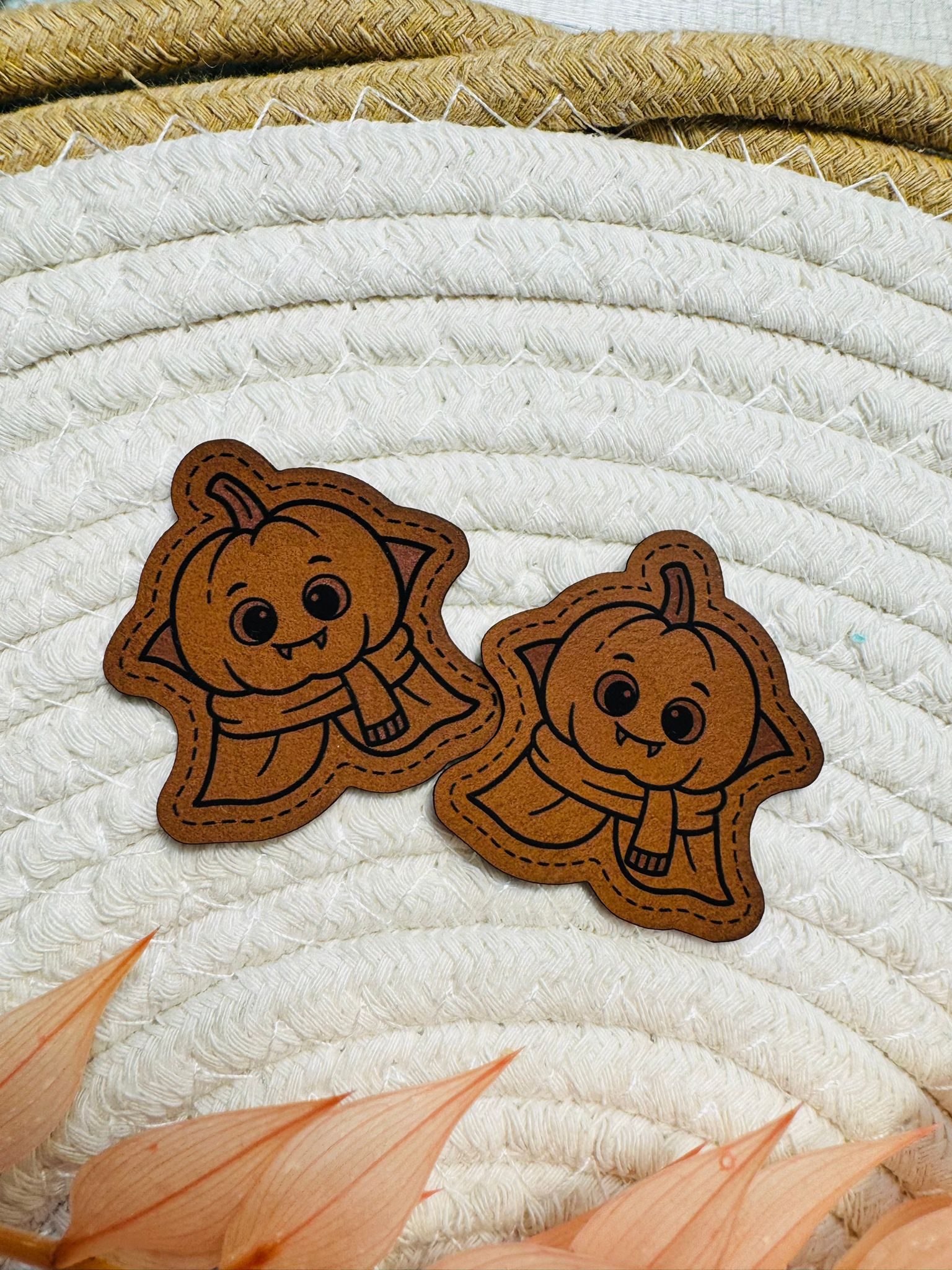neues superweiches Kontur Kunstlederlabel mit einem kleinen herbstlich eingepacktem Kürbis