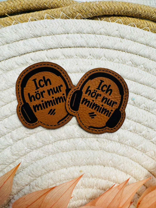 tolles neues superweiches Kunstlederlabel in Konturform mit einem Kopfhörer und dem Spruch Ich hör nur mimimi abgebildet