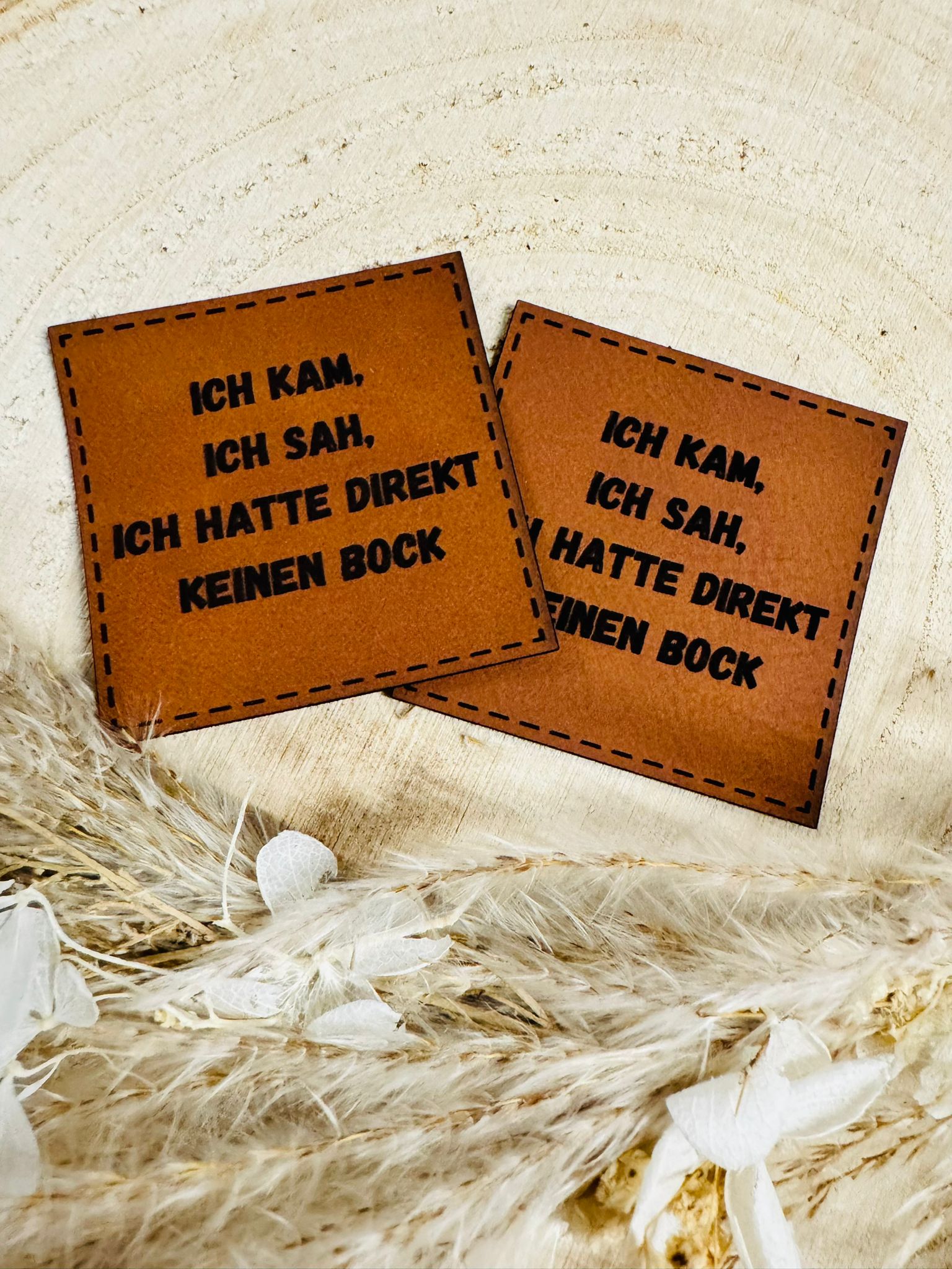 superweiches braunes Kunstlederlabel mit dem Spruch Ich kam Ich sah Ich hatte direkt keinen Bock