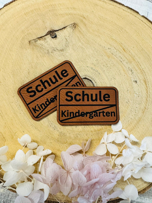 superweiches braunes Kunstlederlabelmit dem Bild Kindergarten Schule