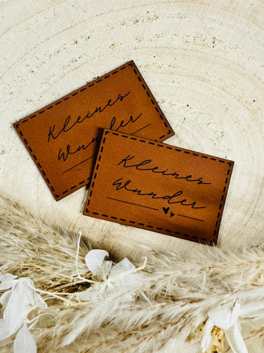 superweiches braunes Kunstlederlabel mit dem Spruch kleines Wunder und kleinen Herzchen