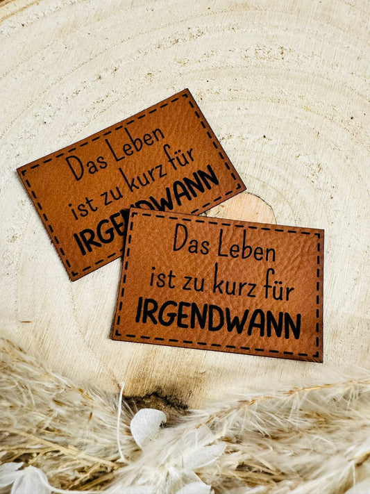 superweiches braunes Kunstlederlabel mit dem Spruch Das Leben ist zu kurz für Irgendwann