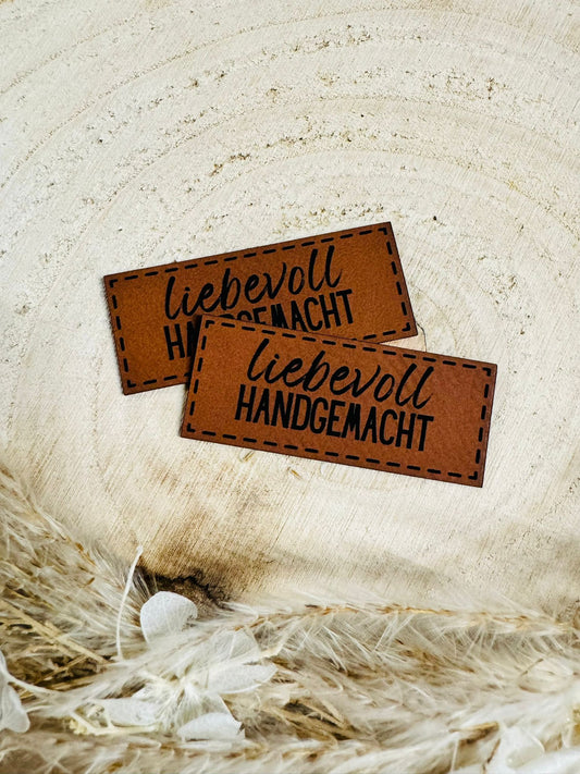 superweiches braunes Kunstlederlabel mit dem Spruch liebevoll Handgemacht