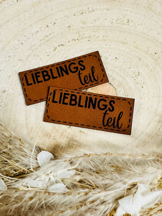 superweiches braunes Kunstlederlabel mit dem Spruch Lieblingsteil in schwarzer Schrift
