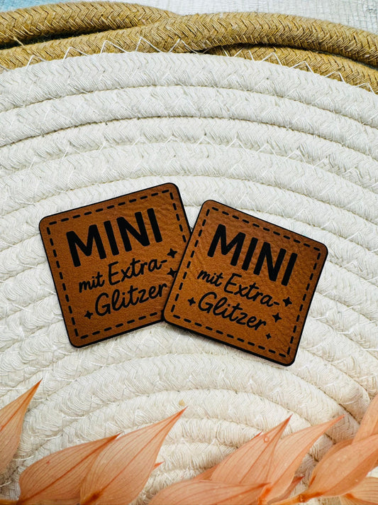 superweiches braunes Kunstlederlabel mit dem Spruch MINI mit Extra Glitzer